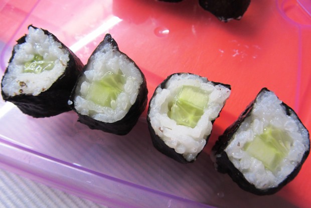 Суши с огурцом
