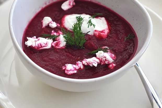 Свекольный крем-суп со сметаной и шнитт-луком
