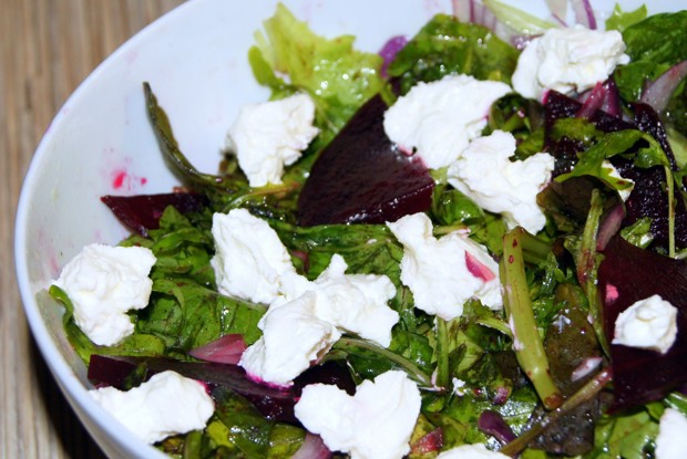 Свекольный салат с рукколой и козьим сыром