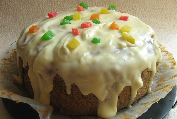 Свекольный торт с ананасами и сырной глазурью