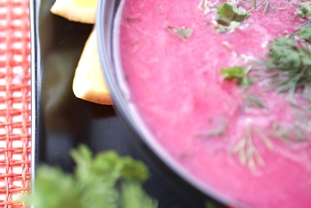 Свекольно-яблочный борщ со сметаной и фетой