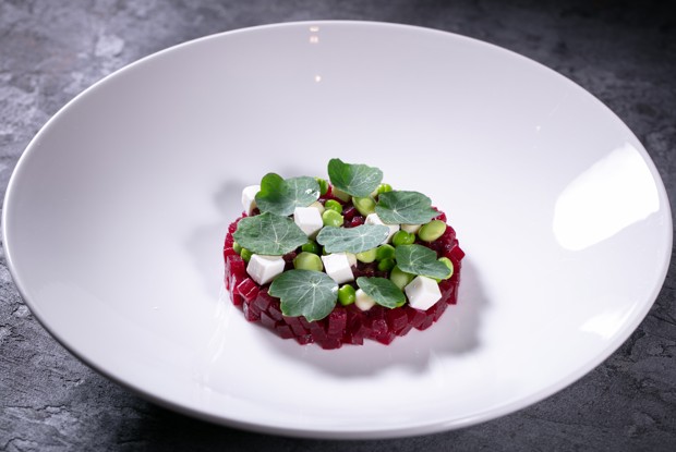 Свекольный тартар с тофу и соусом из зеленого горошка