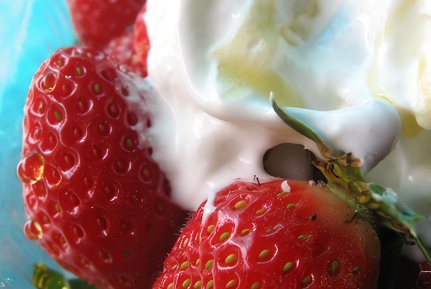 Свежая клубника с йогуртовым кремом и медом
