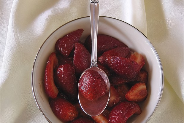 Свежая клубника в бальзамическом уксусе