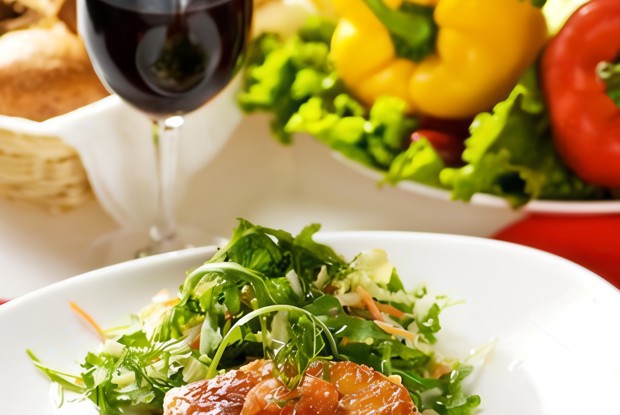 Свежая овощная лазанья с рукколой и бальзамическим сиропом