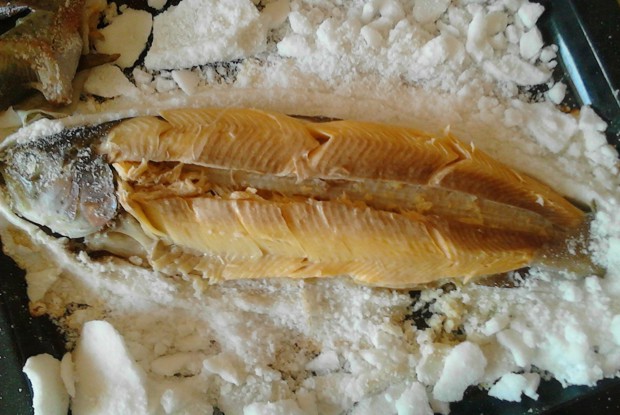 Свежая рыба в корочке из соли