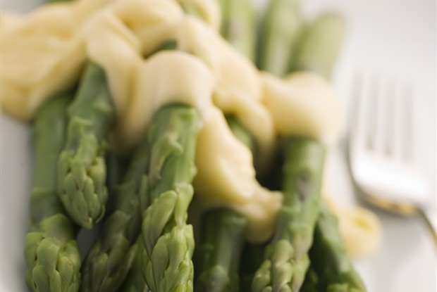 Свежая спаржа с воздушным голландским соусом