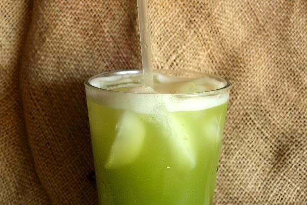 Свежевыжатый сок из яблока, сельдерея и мяты