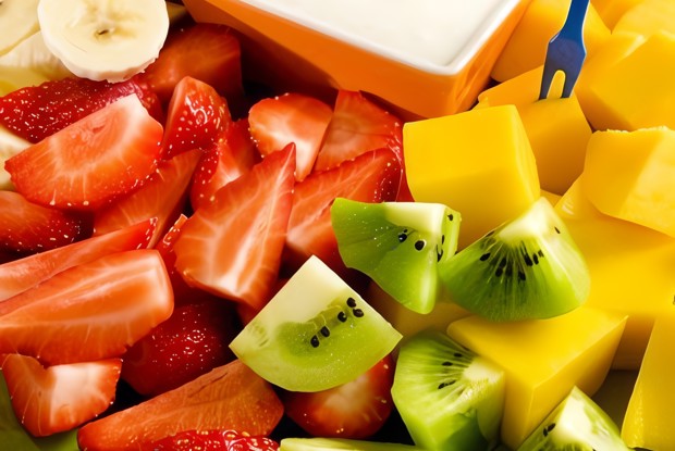 Свежие фрукты с медово-йогуртовым соусом