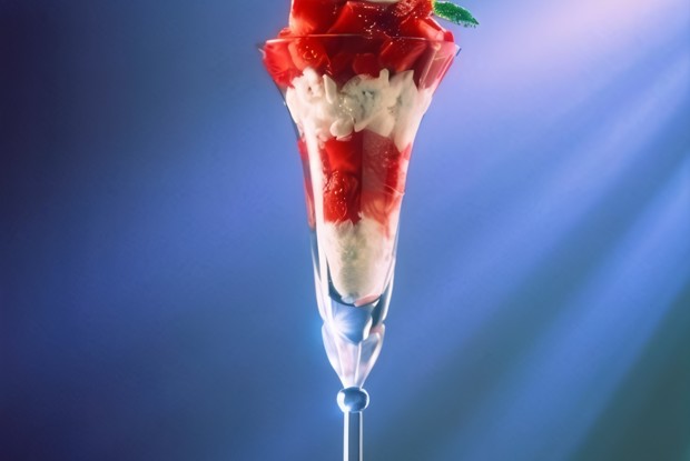 Свежие ягоды с йогуртовым кремом и грецкими орехами