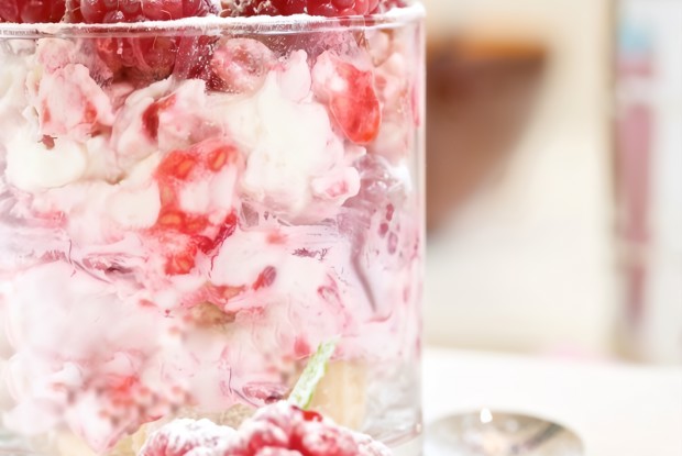 Свежие ягоды с маскарпоне и меренгами