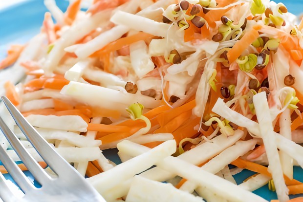 Свежий салат из пекинской капусты и джикамы
