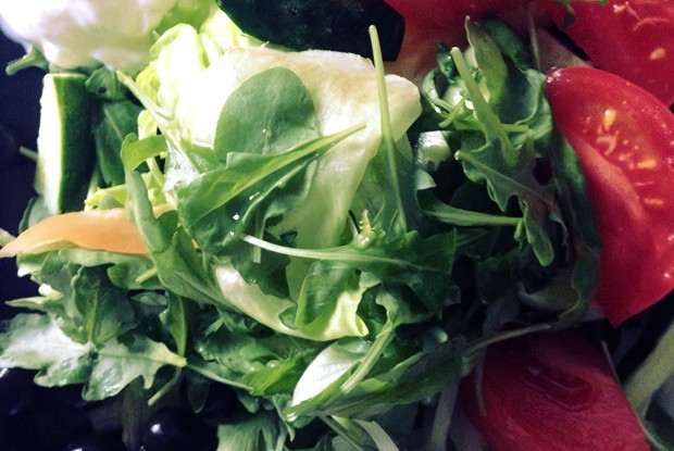 Свежий салат из рукколы и овощей с йогуртовой заправкой