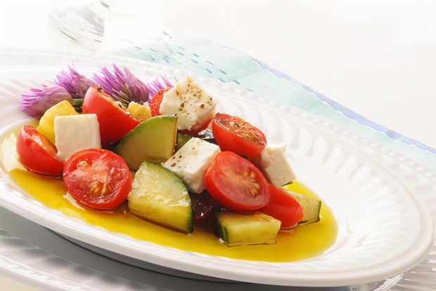 Свежий салат с черри, огурцом и фетой