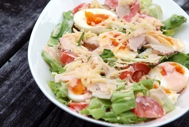 Свежий салат с курицей и яйцами