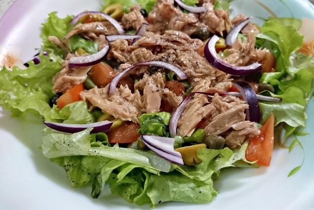 Свежий салат с тунцом