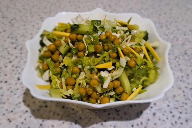 Свежий салат с зеленым горошком и чесночно-лимонной заправкой