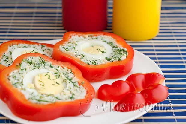 Свежий сладкий перец, фаршированный рисом, яйцом, сыром и зеленью