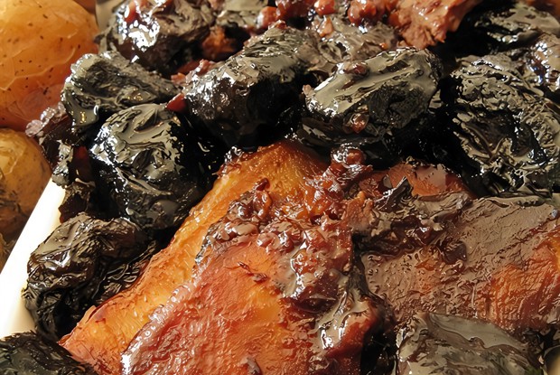 Свиная корейка с черносливом, яблоками и сливками