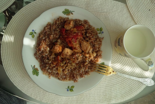 Свиная корейка с томатами и базиликом