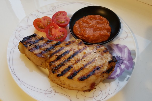 Свиная котлета, маринованная в кисло-сладком соусе, с брокколи