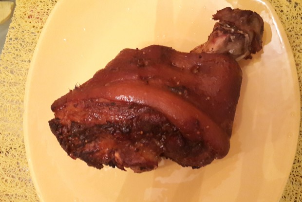 Свиная рулька, маринованная в темном пиве, «вепрево колено»