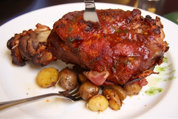 Свиная рулька в пиве с отварным картофелем