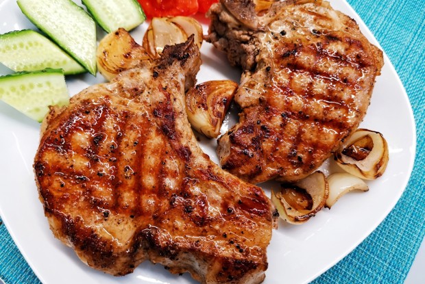 Свиная корейка, обжаренная с луком