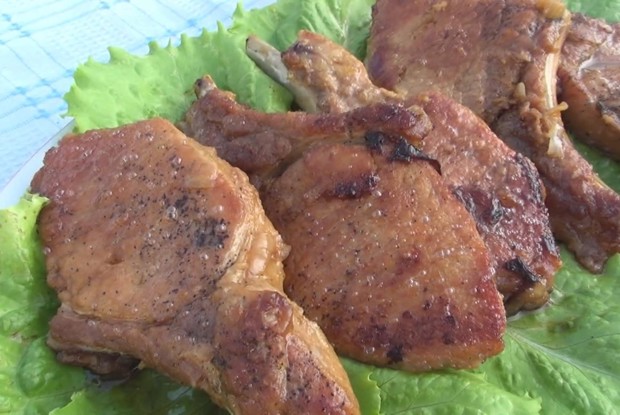 Свиная корейка с луком в казане