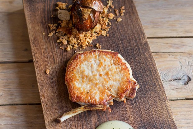 Свиная корейка с пюре из груши и запеченым луком