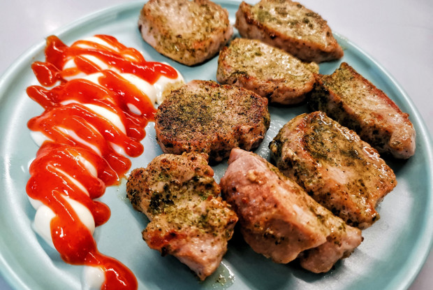 Свиная нарезка с базиликом