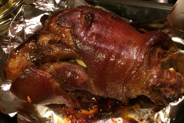 Свиная рулька запеченная в светлом пиве