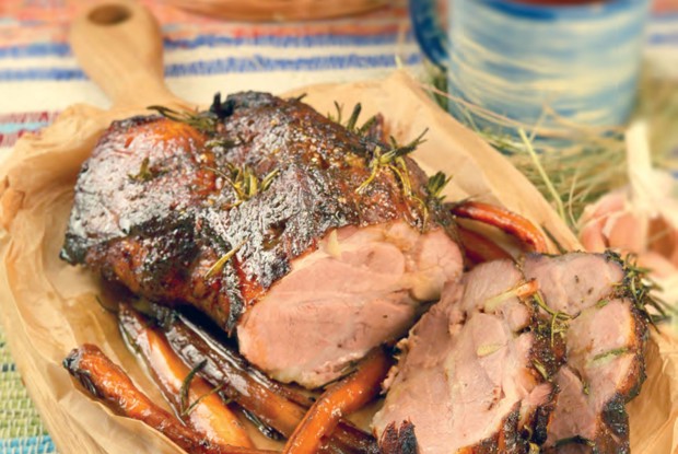 Свиная шея, запеченная с медом и морковью