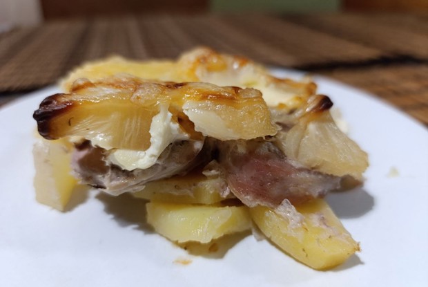 Свиная вырезка по-французски с ананасами