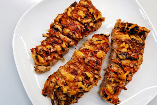 Свиная вырезка, запеченная с помидорами и сыром