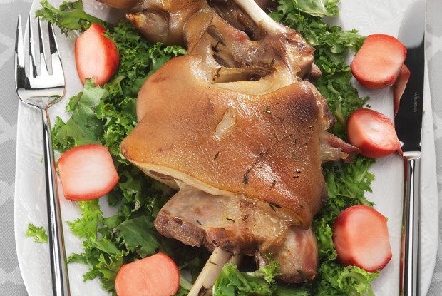 Свиные голяшки с маринованной редиской