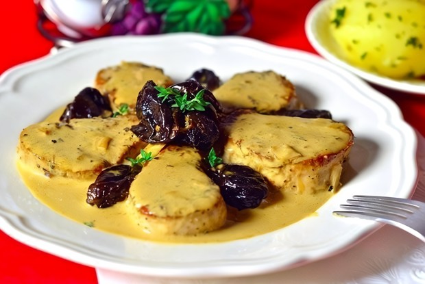 Свиные медальоны с черносливом