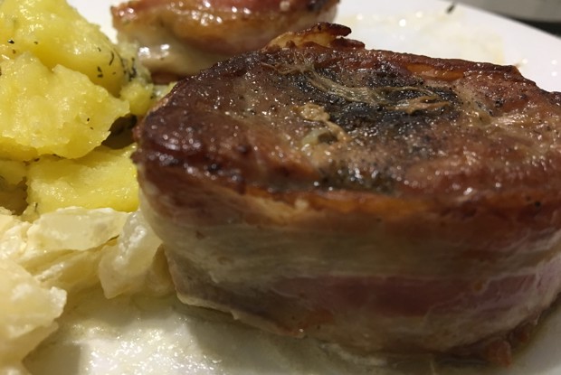 Свиные медальоны с луковым соусом