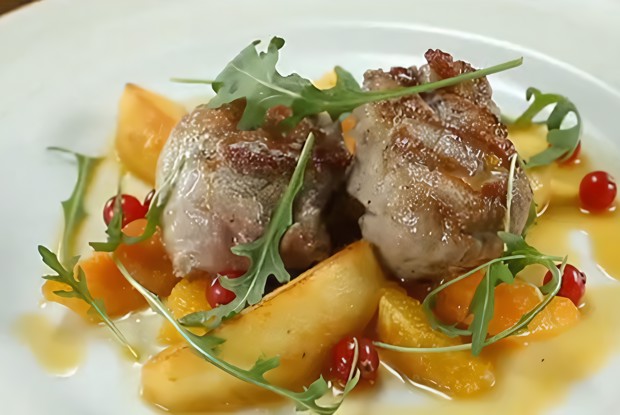 Свиные медальоны с сыром и зеленью