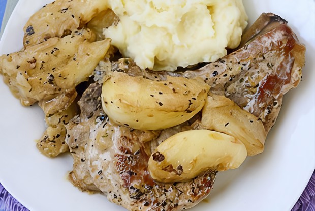 Свиные отбивные с яблоками и шалотом