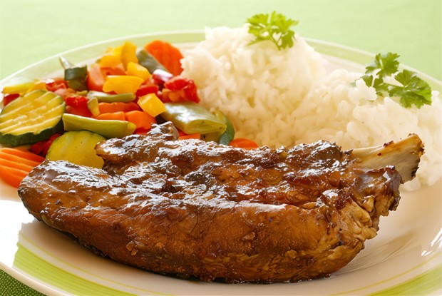 Свиные ребра по-азиатски с рисом и зеленым луком