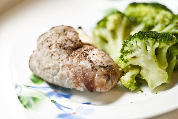 Свиные рулеты с сыром и маринованными огурцами