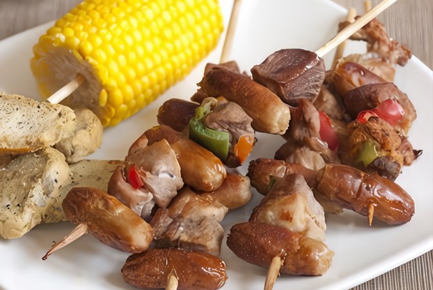 Свиные шашлыки с чоризо и луком