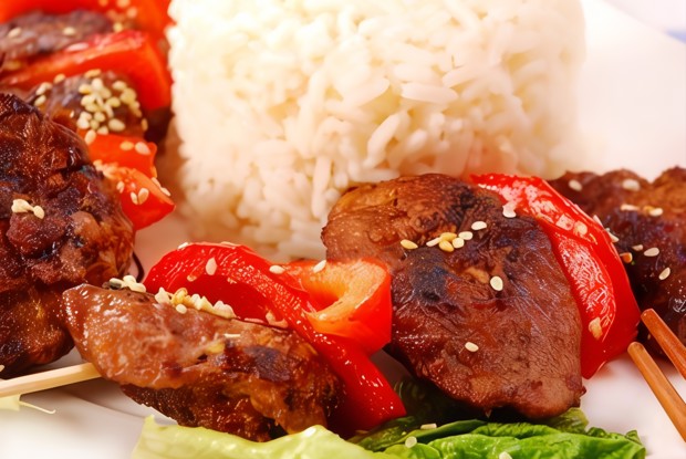 Свиные шашлыки с красными перцами и ананасовым рисом