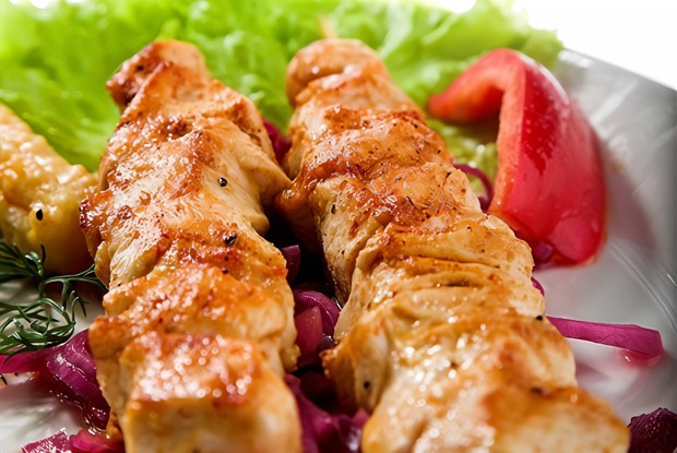 Свиные шашлыки в специях с чесночным соусом