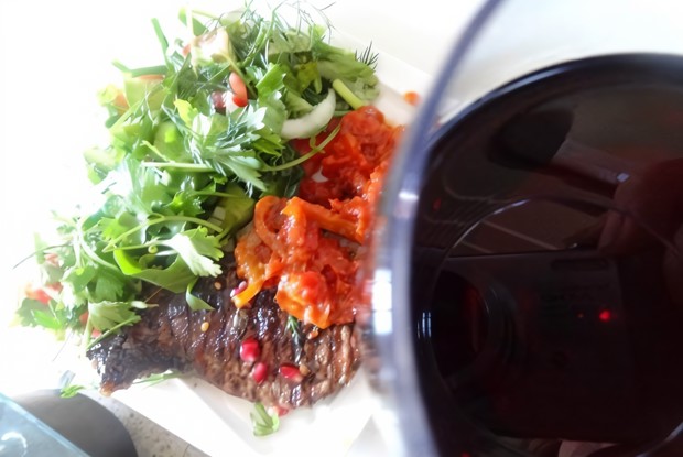 Свиные стейки гриль под винным  маринадом с инжирным соусом