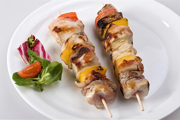 Свинина на шпажках с острым яблочным соусом
