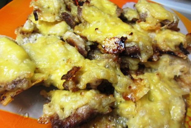 Свинина по-французски с сыром и луком