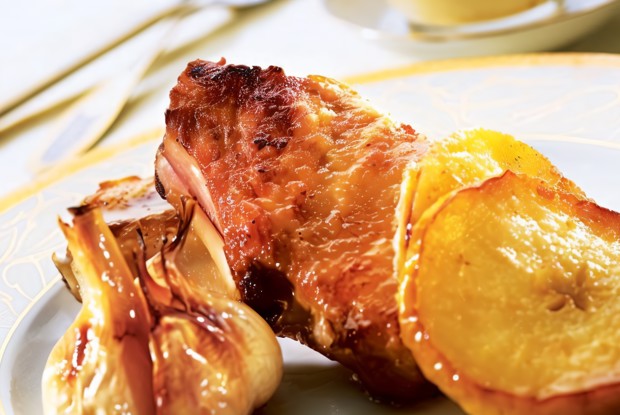 Свинина по-валлийски с чесночным фланом