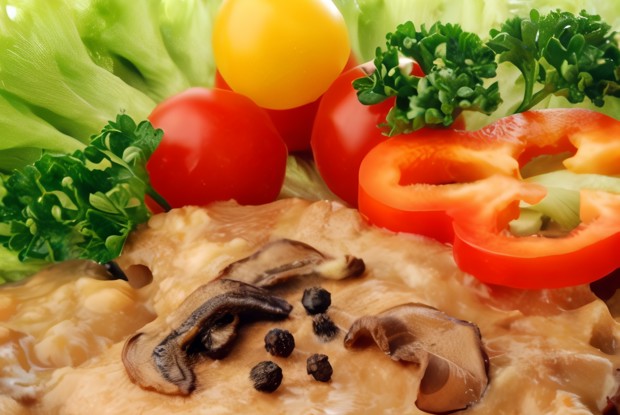 Свинина под грибным соусом со сметаной и укропом